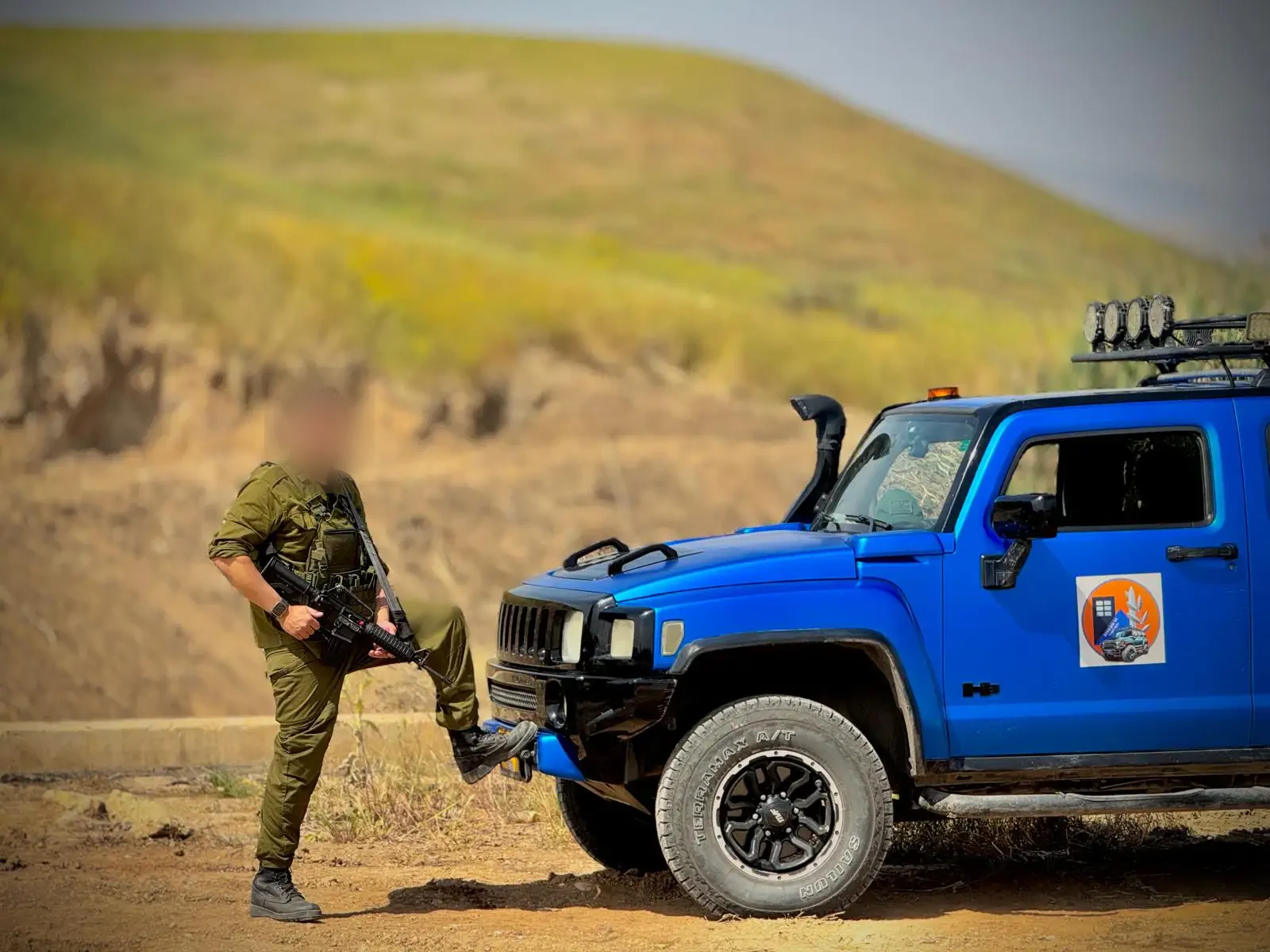 לוחם מילואים של הר ציון 0710 לצד רכב היחידה