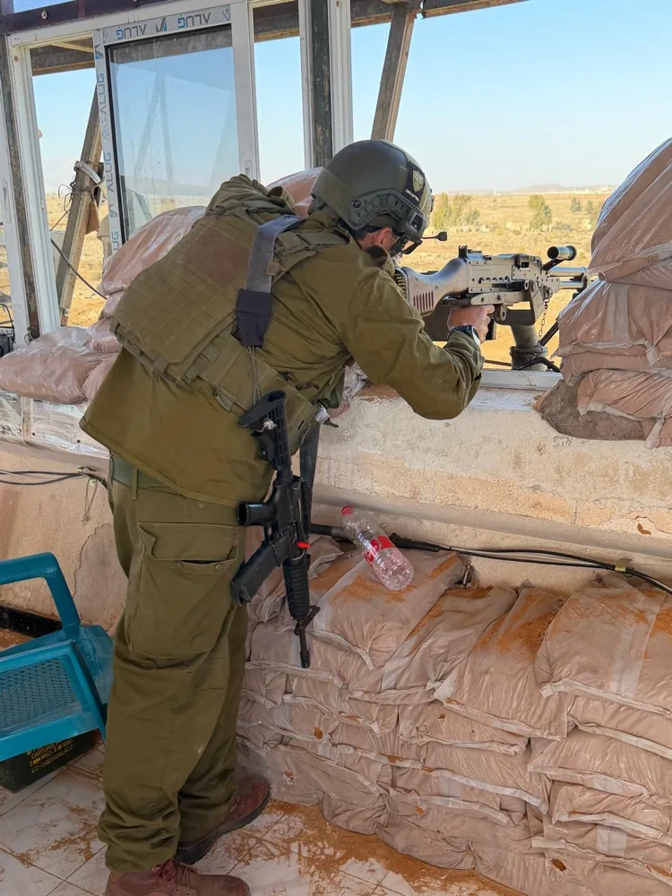 לוחם בעמדת שמירה מבצעית — הר ציון 0710